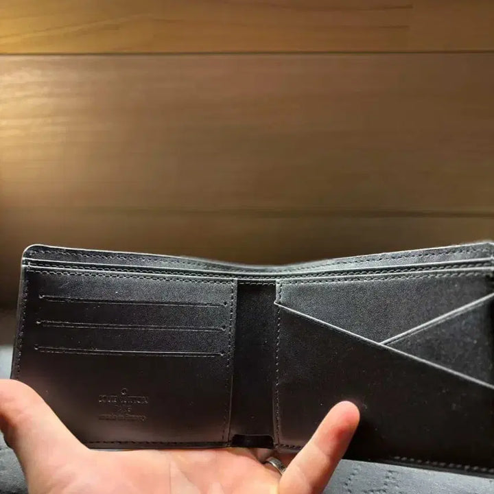 [SOLD OUT] 루이비통 모노그램 엠보스 블랙 반지갑
