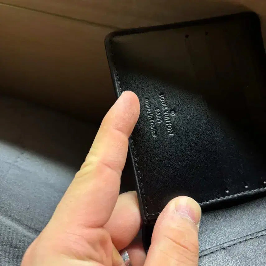 [SOLD OUT] 루이비통 모노그램 엠보스 블랙 반지갑