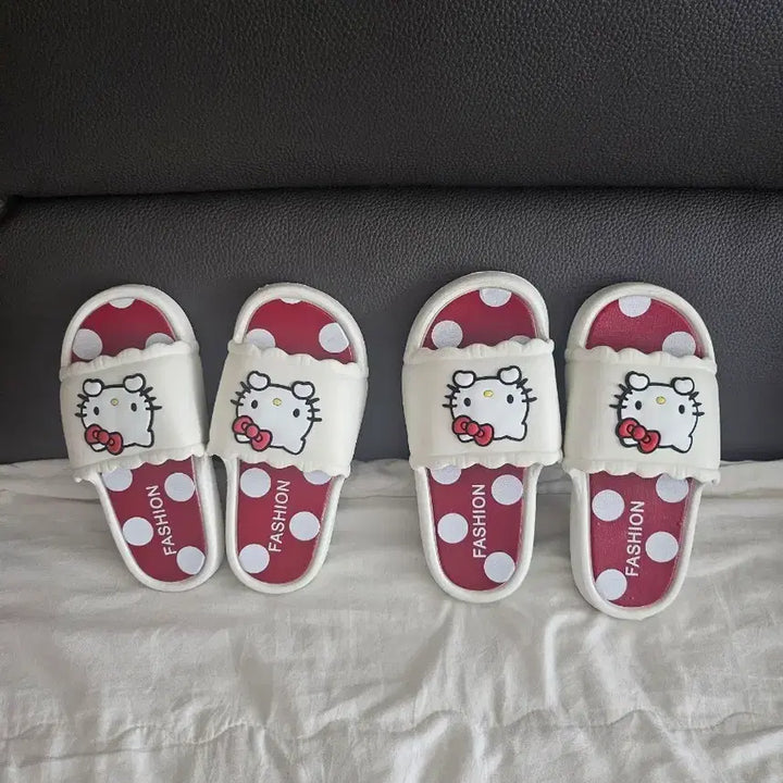 [BUNJANG] Hello Kitty Polka Dot Slippers / 헬로키티 땡땡이  슬리퍼 210/220