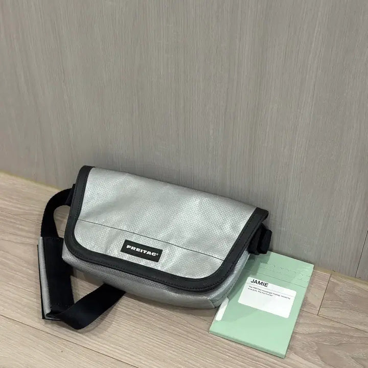 [BUNJANG] Freitag Jamie Silver Messenger Bag with Magnetic Velcro / 프라이탁 제이미 실버+자석벨크로