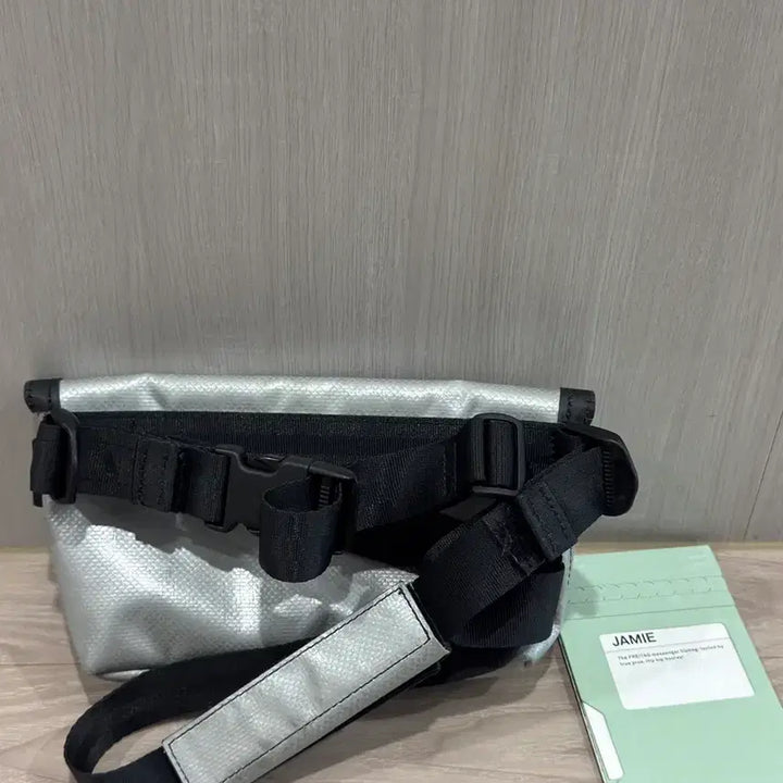 [BUNJANG] Freitag Jamie Silver Messenger Bag with Magnetic Velcro / 프라이탁 제이미 실버+자석벨크로