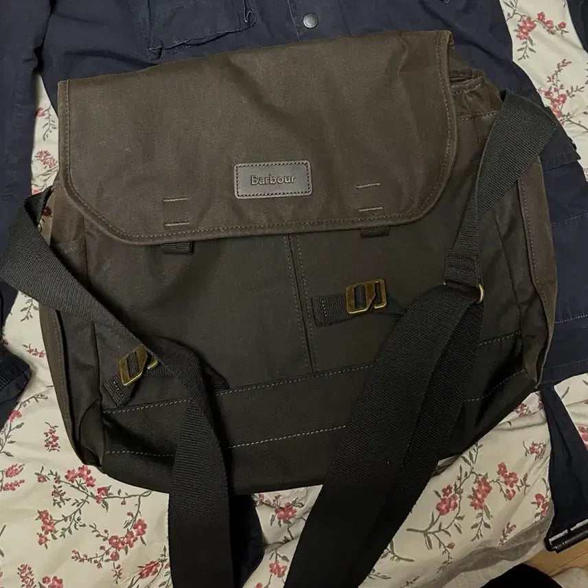[BUNJANG] Barbour Essential Wax Messenger Bag / 바버 에센셜 왁스 메신저백