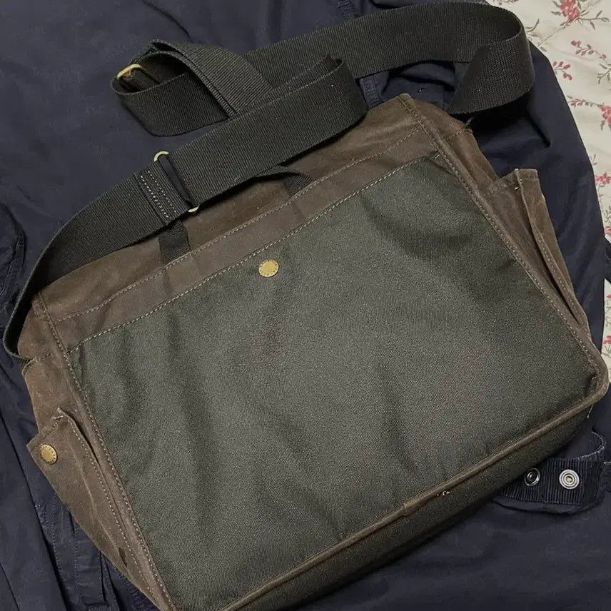[BUNJANG] Barbour Essential Wax Messenger Bag / 바버 에센셜 왁스 메신저백