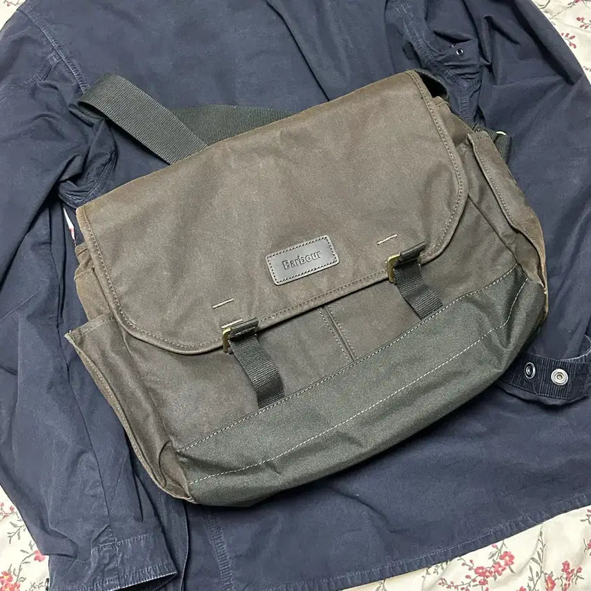 [BUNJANG] Barbour Essential Wax Messenger Bag / 바버 에센셜 왁스 메신저백