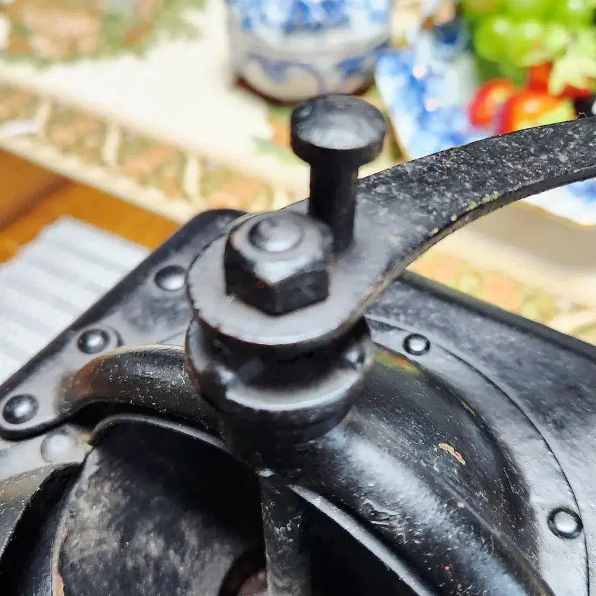 [BUNJANG] American Antique Crown Coffee Grinder by Landers, Frary &amp; Clark (c. 1885) / 미국앤틱 크라운 커피 그라인더.