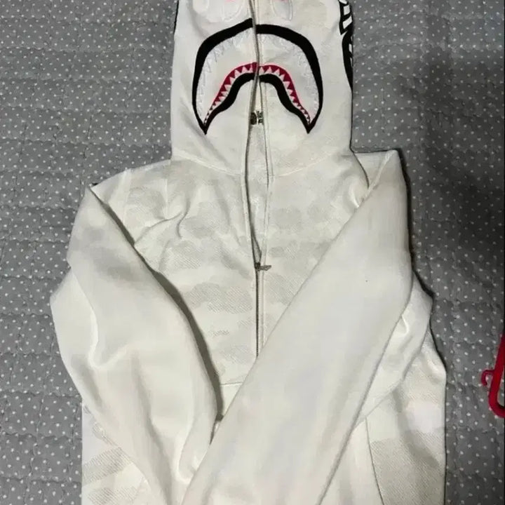 [SOLD OUT] [정품] 베이프 리플렉티브 샤크 후드집업 화이트 L