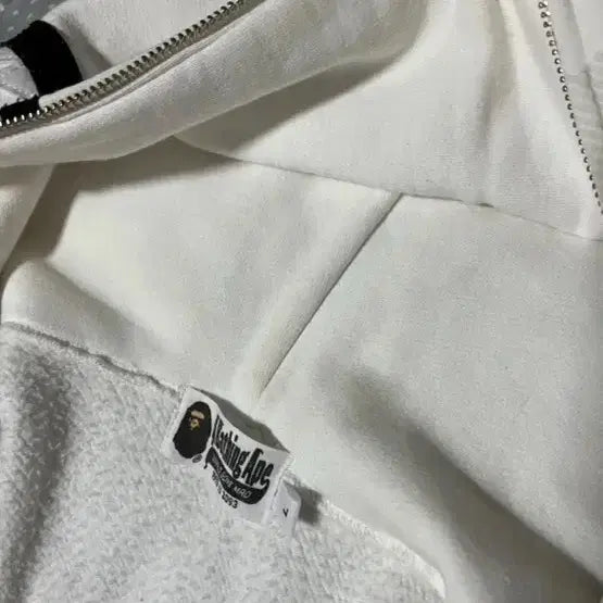 [SOLD OUT] [정품] 베이프 리플렉티브 샤크 후드집업 화이트 L