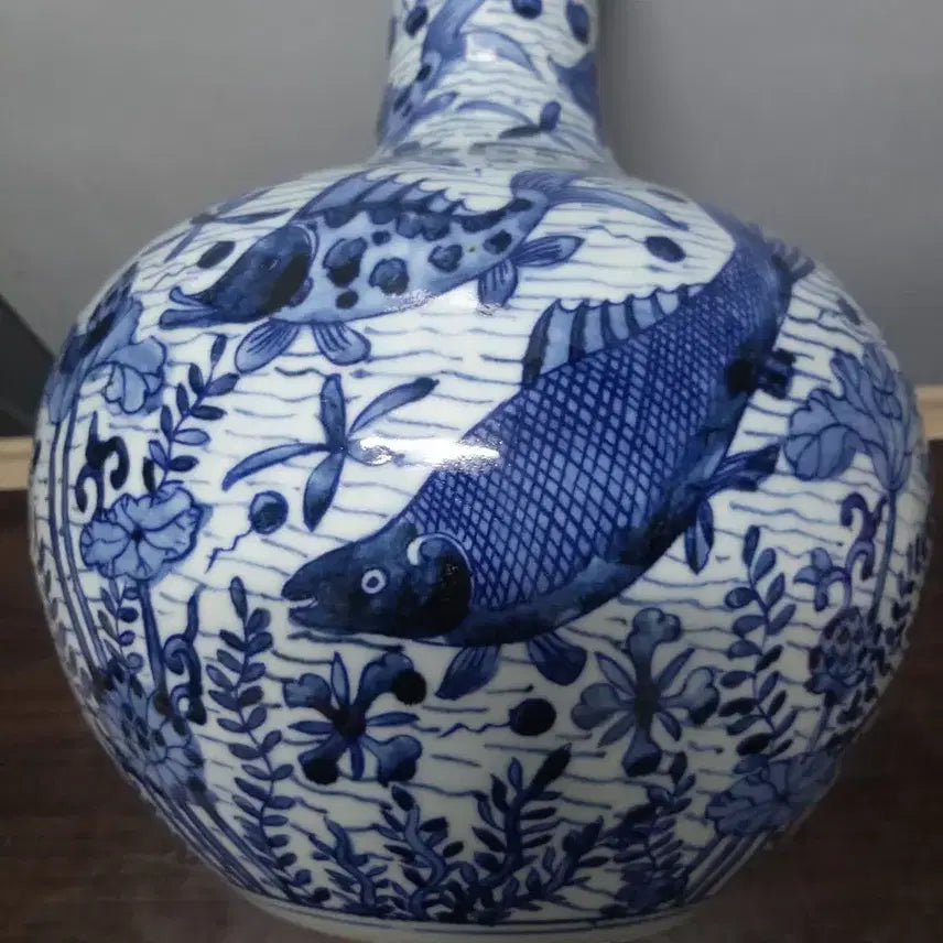 [BUNJANG] Ming Dynasty Celadon Porcelain Su-cho-eo-mun Cheon-gu Vase / 명.가정제기물/청화.수초어문.천구병