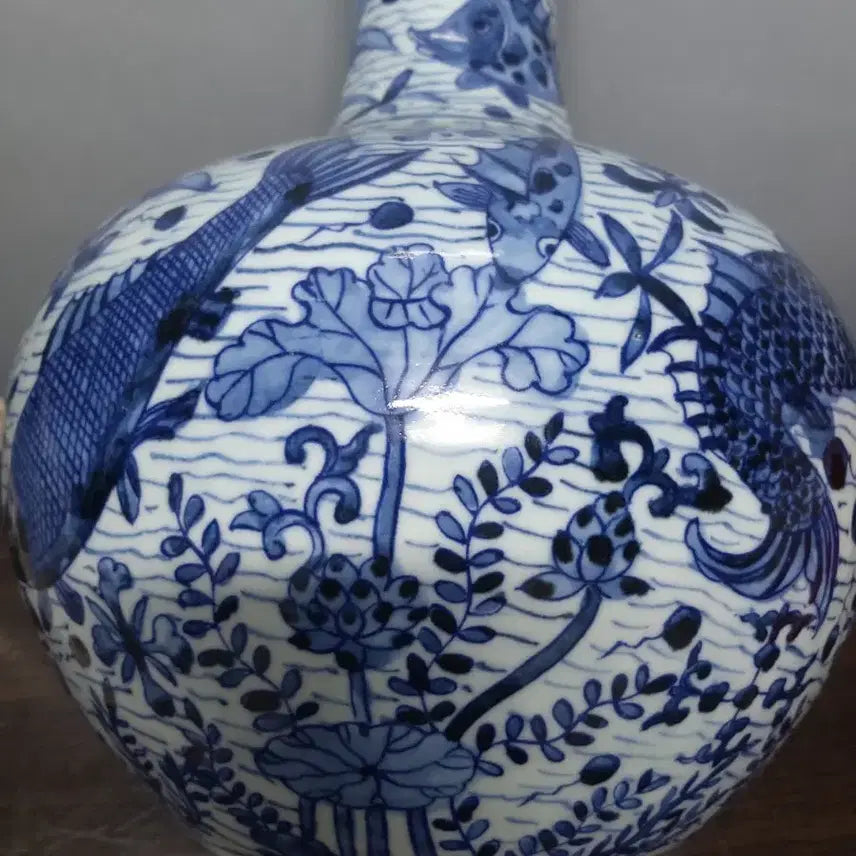 [BUNJANG] Ming Dynasty Celadon Porcelain Su-cho-eo-mun Cheon-gu Vase / 명.가정제기물/청화.수초어문.천구병