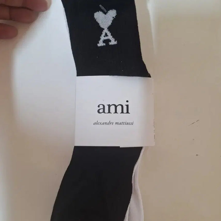 [BUNJANG] Ami Small Heart Embroidered Socks (Black/White) 4-Pair Set / 아미 스몰 하트 자수 양말 블랙/화이트 4켤레 새상품 무료배송
