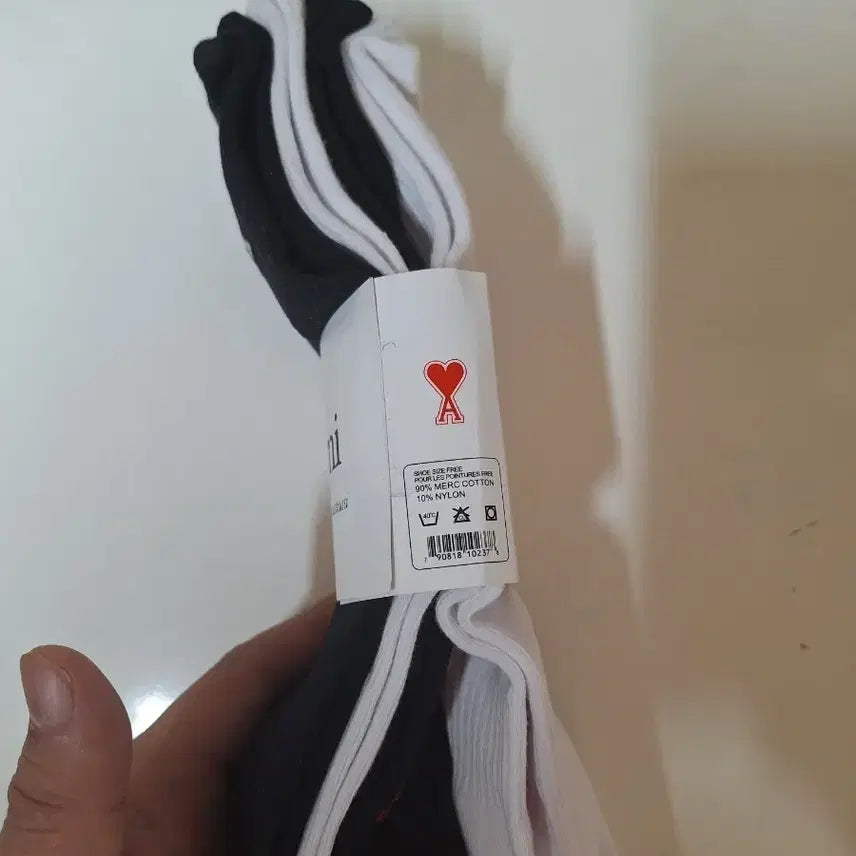 [BUNJANG] Ami Small Heart Embroidered Socks (Black/White) 4-Pair Set / 아미 스몰 하트 자수 양말 블랙/화이트 4켤레 새상품 무료배송