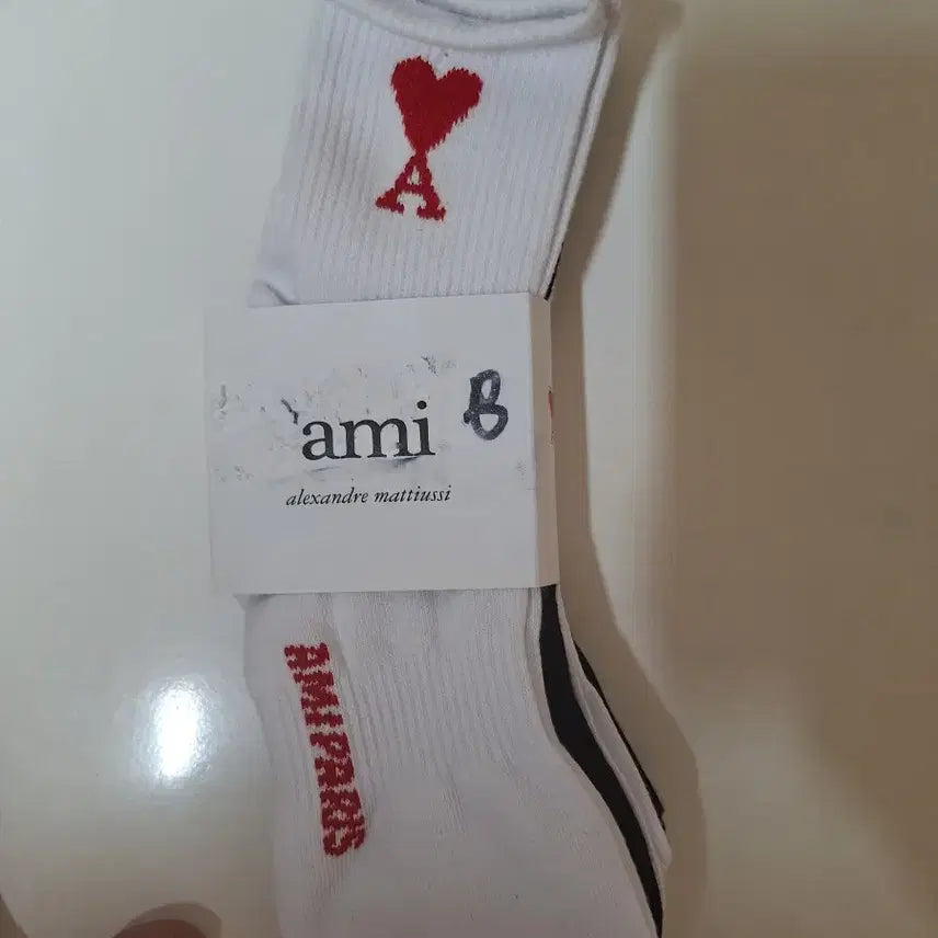 [BUNJANG] Ami Small Heart Embroidered Socks (Black/White) 4-Pair Set / 아미 스몰 하트 자수 양말 블랙/화이트 4켤레 새상품 무료배송