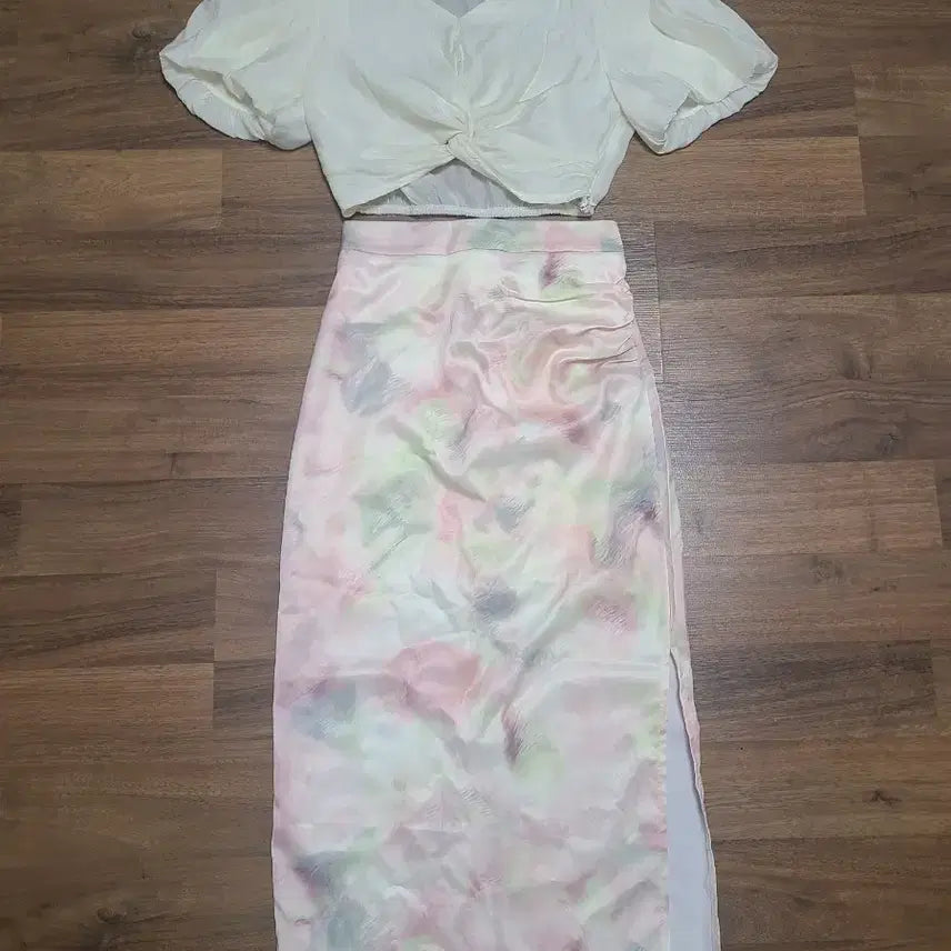 [BUNJANG] Shirring Puff Blouse &amp; Printed Slit Long Skirt Set / SET) 셔링 퍼프 블라우스&amp;나염 슬릿 롱스커트