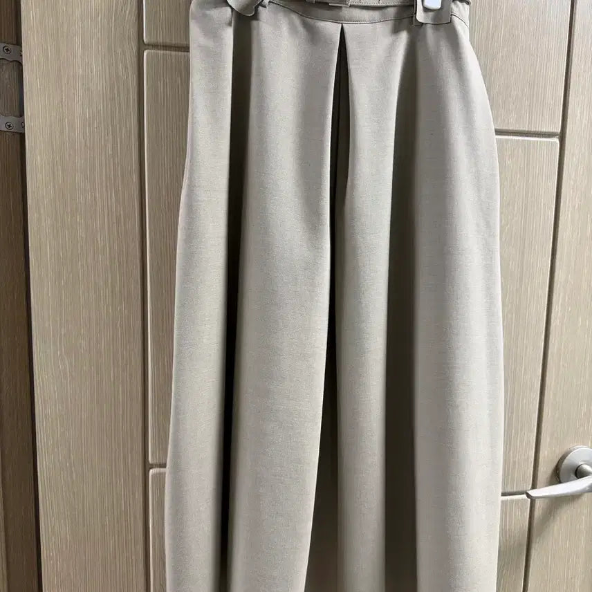 [BUNJANG] Venueet Jane Skirt (M) - Mocha Beige / 베뉴엣(비뮤즈) 제인스커트 (모카베이지 M) 정가21만