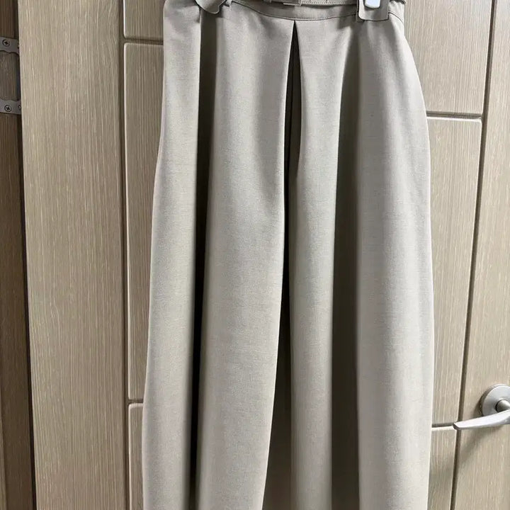 [BUNJANG] Venueet Jane Skirt (M) - Mocha Beige / 베뉴엣(비뮤즈) 제인스커트 (모카베이지 M) 정가21만