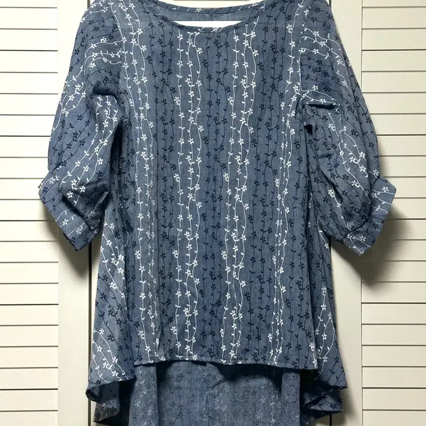 [BUNJANG] New Flower Pattern Embroidered Balloon Sleeve Blouse / 