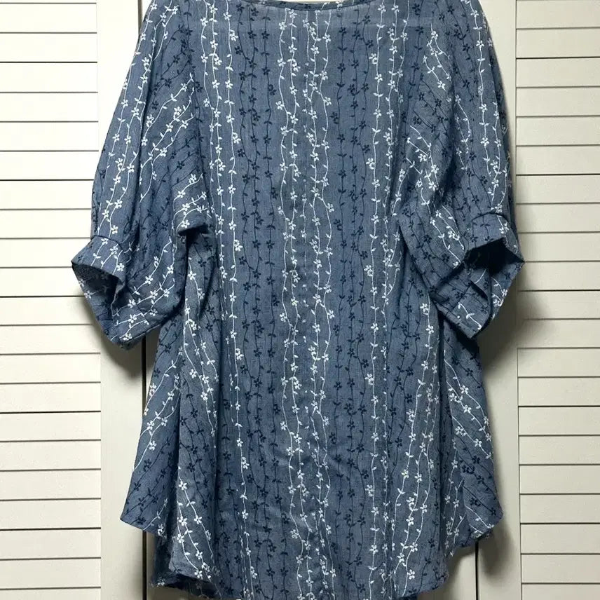 [BUNJANG] New Flower Pattern Embroidered Balloon Sleeve Blouse / 