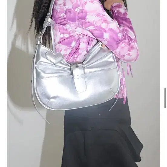 [BUNJANG] Nopiece Silver Ribbon Buckle Shoulder Bag / 노피셜노피스 실버 리본 버클 숄더백