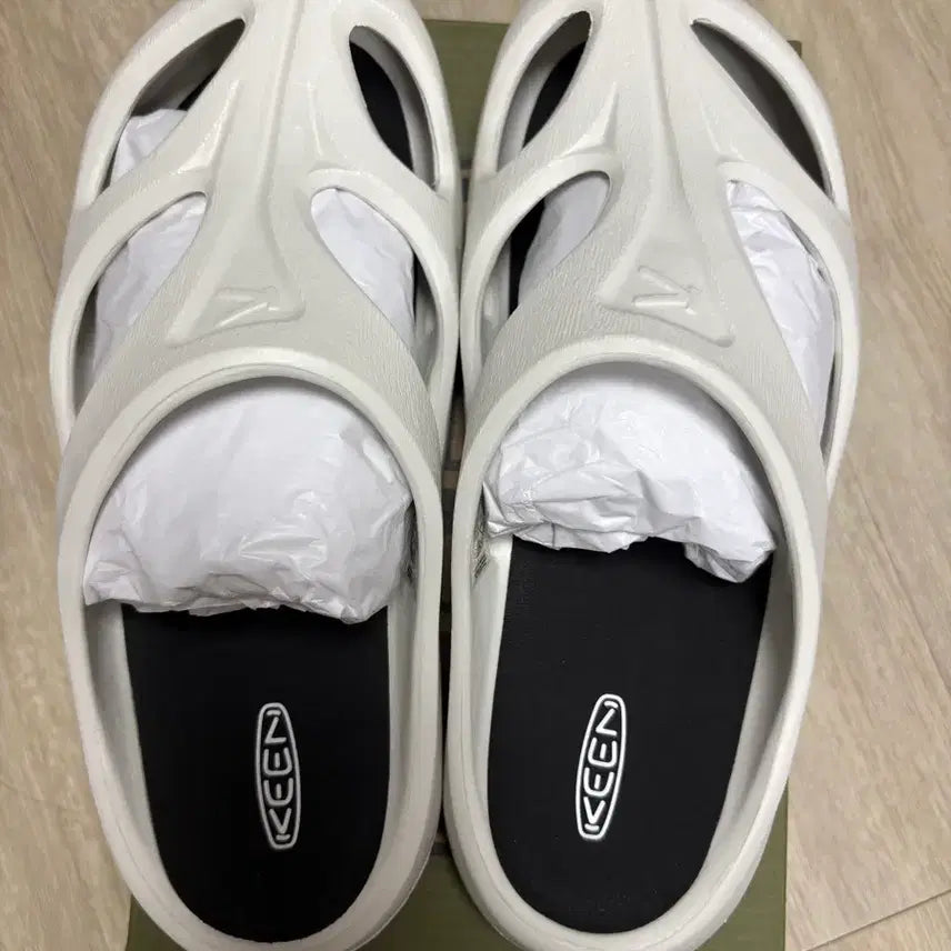 [SOLD OUT] 킨 샨티 슬리퍼 화이트 270