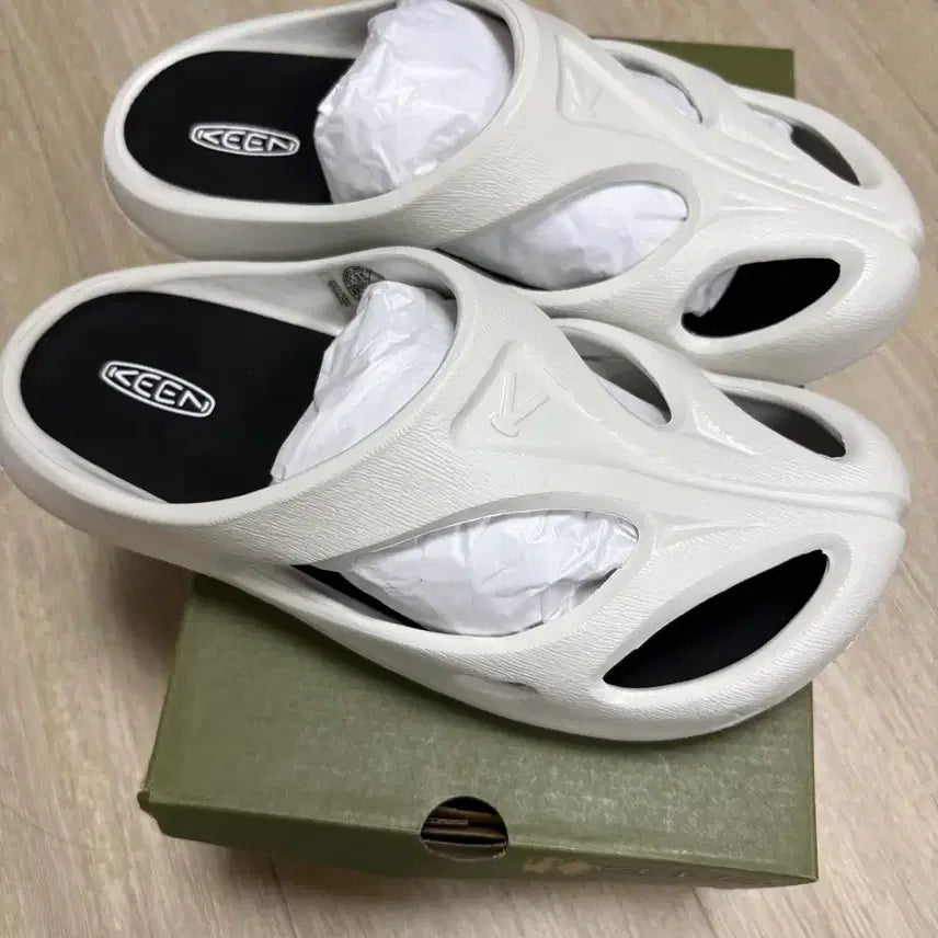 [SOLD OUT] 킨 샨티 슬리퍼 화이트 270
