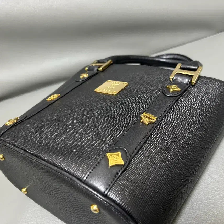 [SOLD OUT] mcm 금장 블랙 토드백