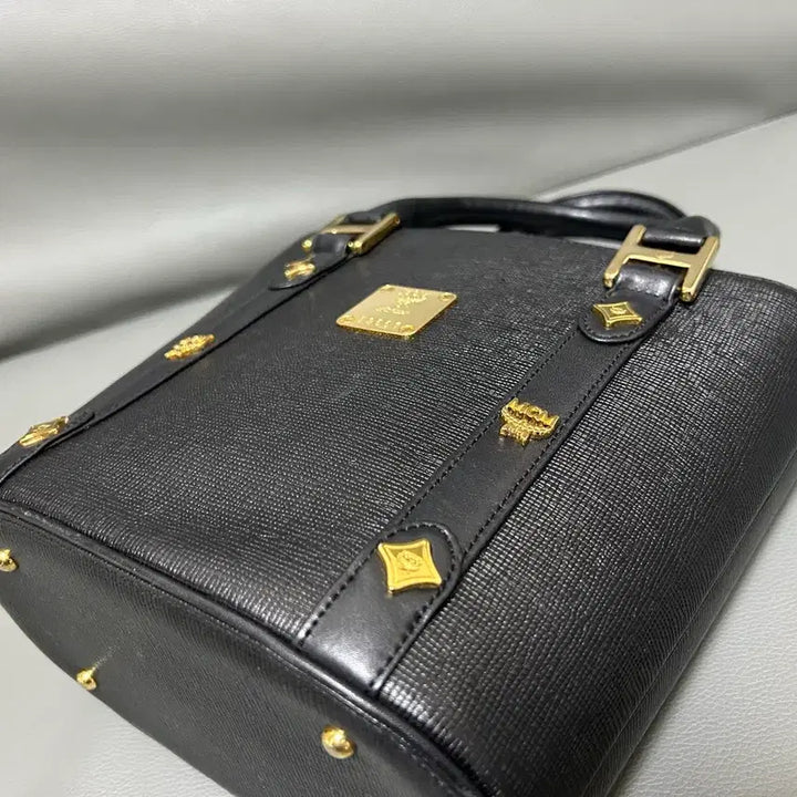 [SOLD OUT] mcm 금장 블랙 토드백