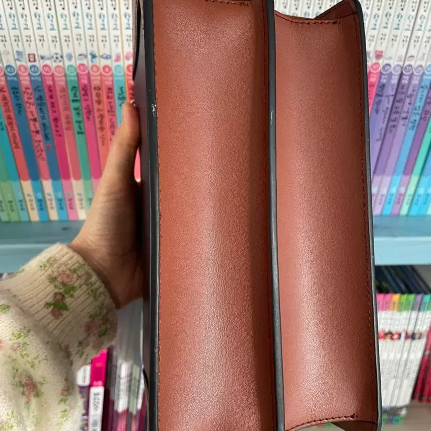 [SOLD OUT] Vanessa Hogan 꿀벌 패턴 숄더백