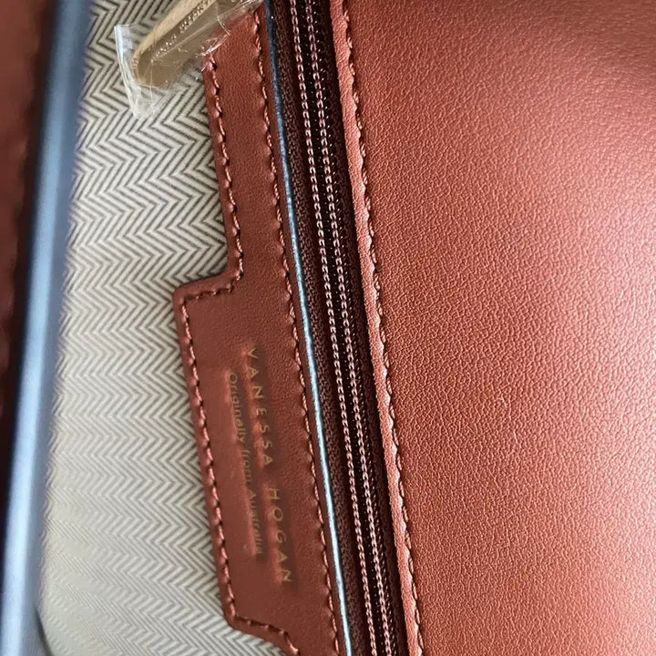 [SOLD OUT] Vanessa Hogan 꿀벌 패턴 숄더백