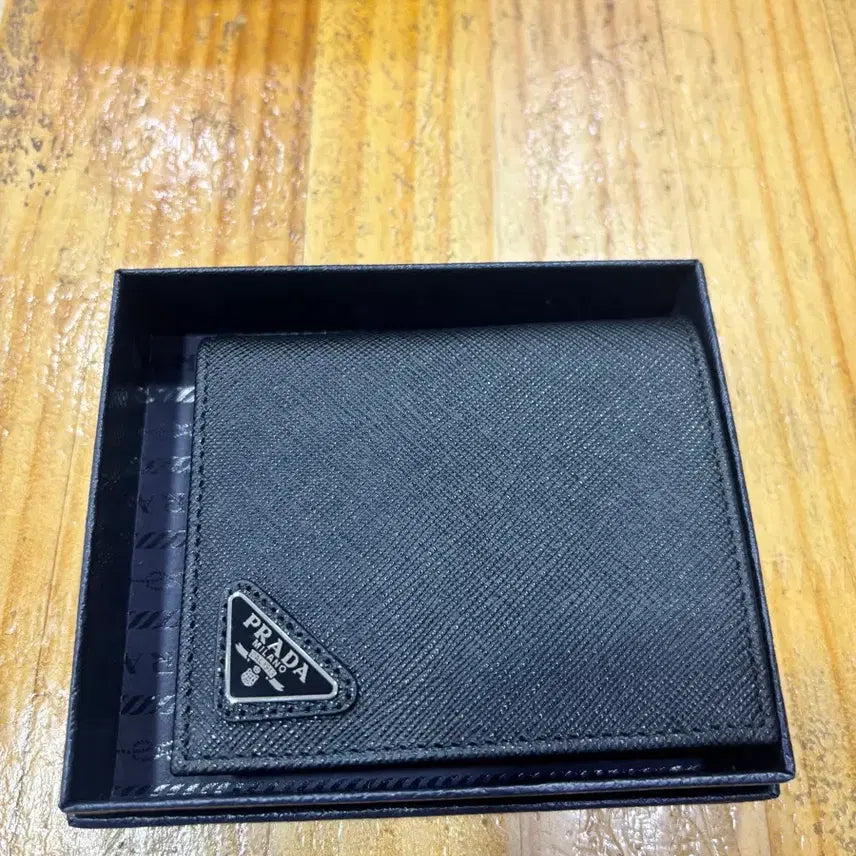 [SOLD OUT] 프라다 남성 반지갑 새상품