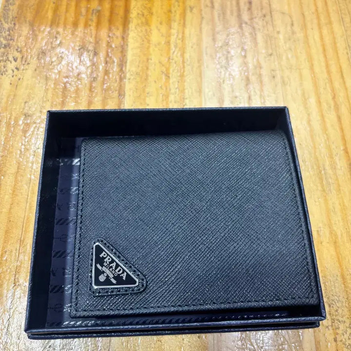 [SOLD OUT] 프라다 남성 반지갑 새상품