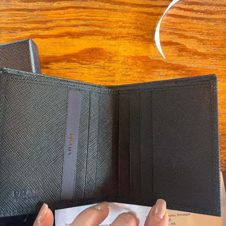[SOLD OUT] 프라다 남성 반지갑 새상품