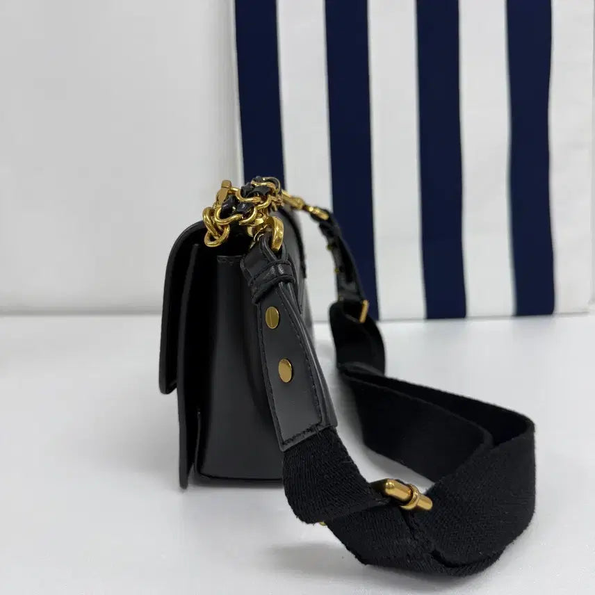 [BUNJANG] Charles &amp; Keith Chain Shoulder Bag Black Crossbody Bag / 찰스앤키스 체인백 블랙 숄더백 크로스백 여성가방 JS43