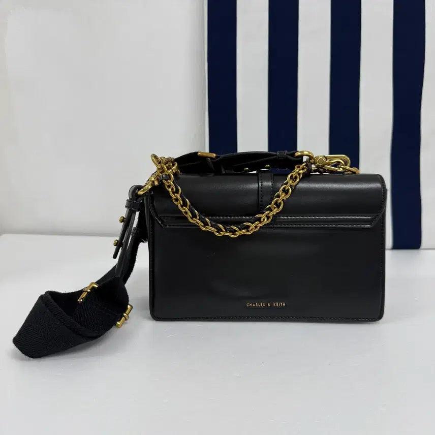 [BUNJANG] Charles &amp; Keith Chain Shoulder Bag Black Crossbody Bag / 찰스앤키스 체인백 블랙 숄더백 크로스백 여성가방 JS43