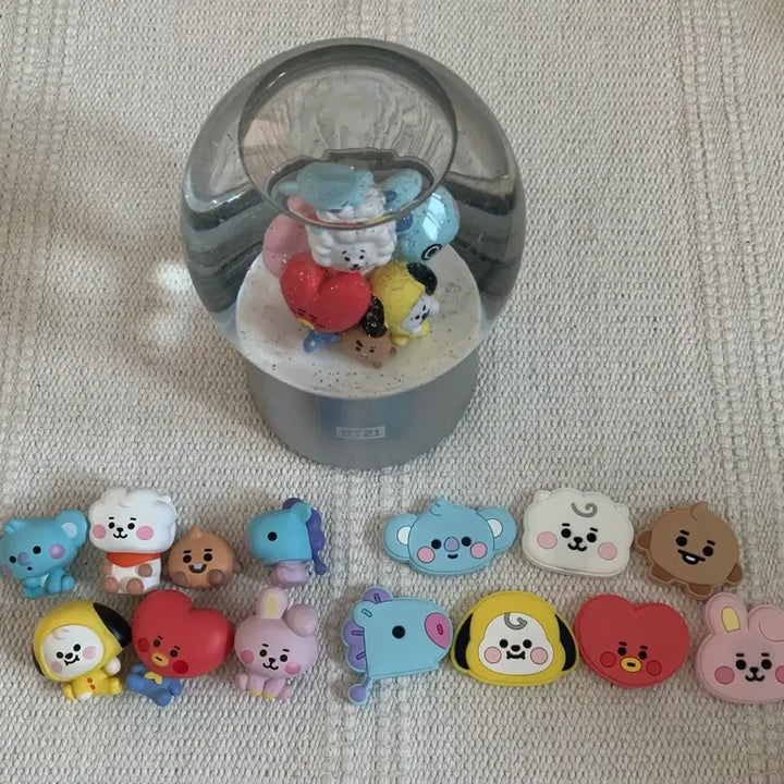[BUNJANG] BTS BT21 Snow Globe + Mini Figure + Magnet Bundle Set / [택포] BTS BT21 스노우볼 + 미니 피규어 + 마그넷 (일괄판매)