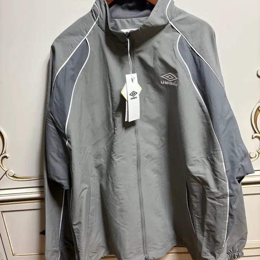 [BUNJANG] Umbro Engineered Stand-Neck Warm-up Jacket (Khaki) / [새상품]엄브로 엔지니어드 스탠넥 웜업 자켓 카키 105