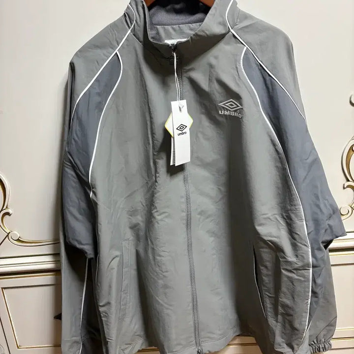 [BUNJANG] Umbro Engineered Stand-Neck Warm-up Jacket (Khaki) / [새상품]엄브로 엔지니어드 스탠넥 웜업 자켓 카키 105