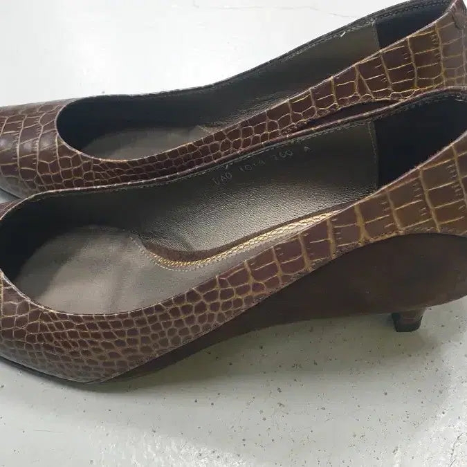 [BUNJANG] Daks Brown Crocodile Leather Pumps (260) / 닥스 브라운 악어 가죽 펌프스260