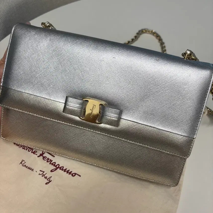 [BUNJANG] Ferragamo Ginny Crossbody Bag Silver &amp; Gold / 페라가모 지니 크로스백 실버&amp;골드
