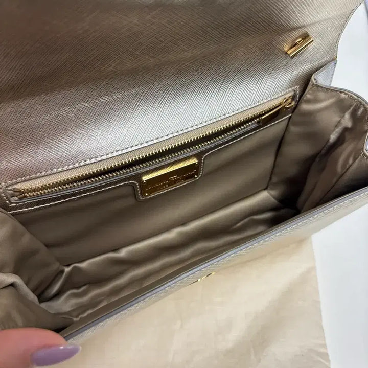 [BUNJANG] Ferragamo Ginny Crossbody Bag Silver &amp; Gold / 페라가모 지니 크로스백 실버&amp;골드