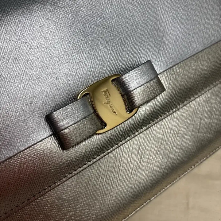 [BUNJANG] Ferragamo Ginny Crossbody Bag Silver &amp; Gold / 페라가모 지니 크로스백 실버&amp;골드