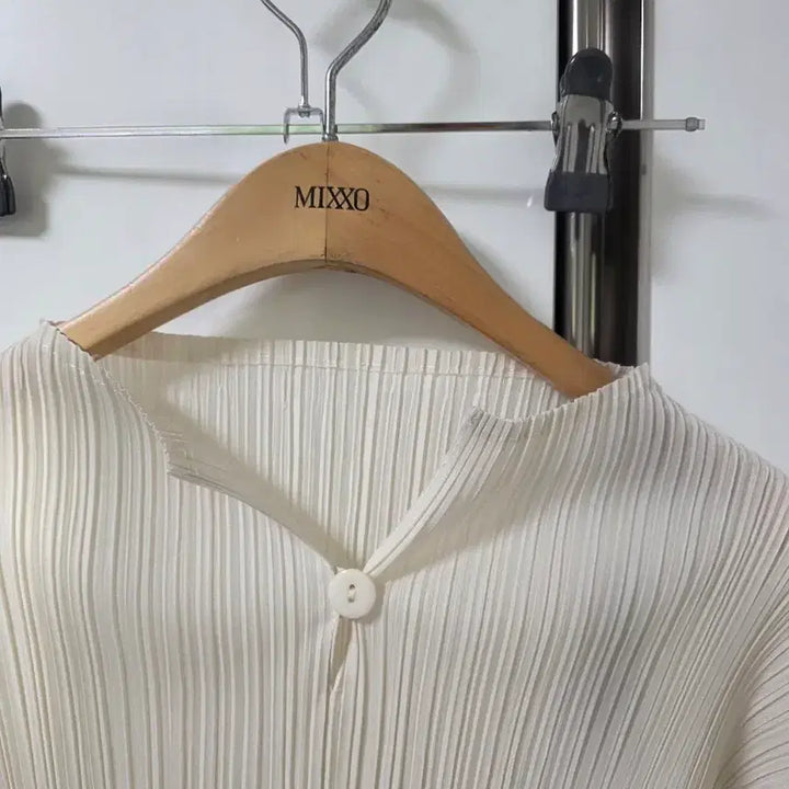 [SOLD OUT] 아이보리 플리츠 블라우스