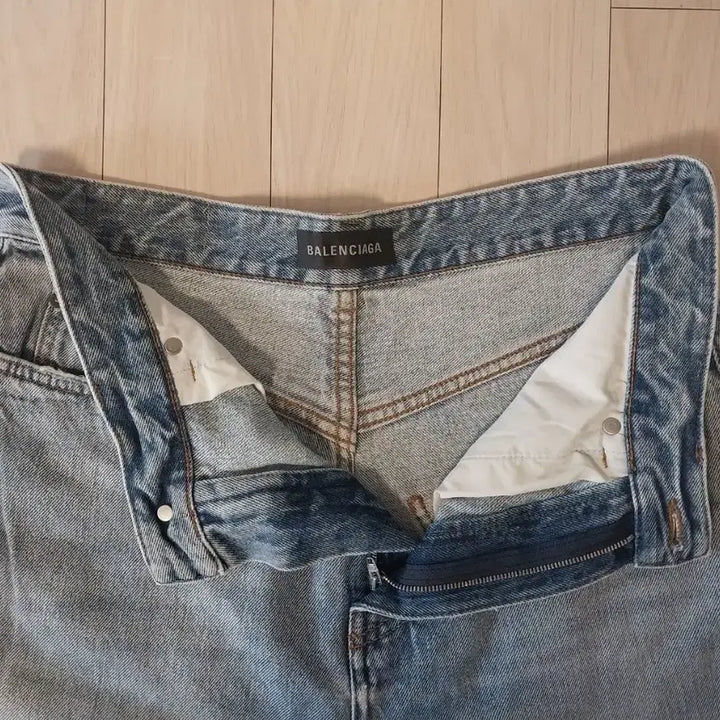 [BUNJANG] Balenciaga Large Baggy Fit Non-Coated Denim Pants Light Blue Wash / 발렌시아가 라지 배기핏 논코티드 데님 팬츠 연청