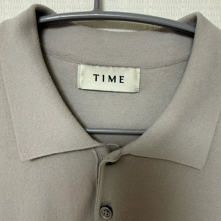 [SOLD OUT] TIME 타임옴므 그레이 반팔 카라 니트 2025제품 105