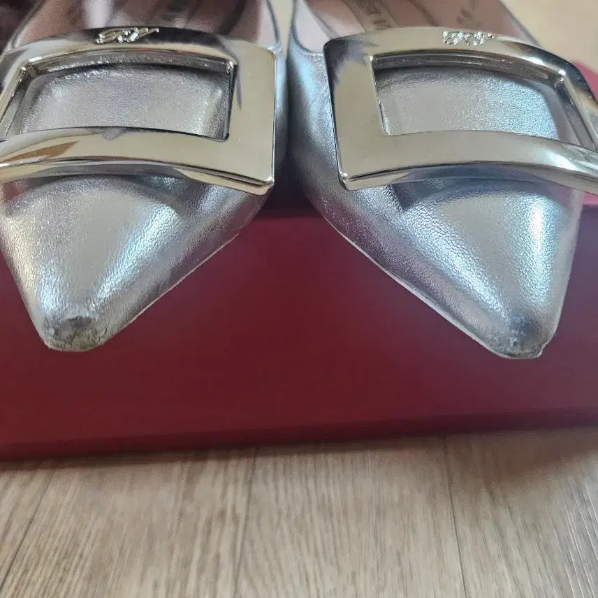 [BUNJANG] Roger Vivier Silver Flat Shoes / 로저비비에 실버 플랫 38