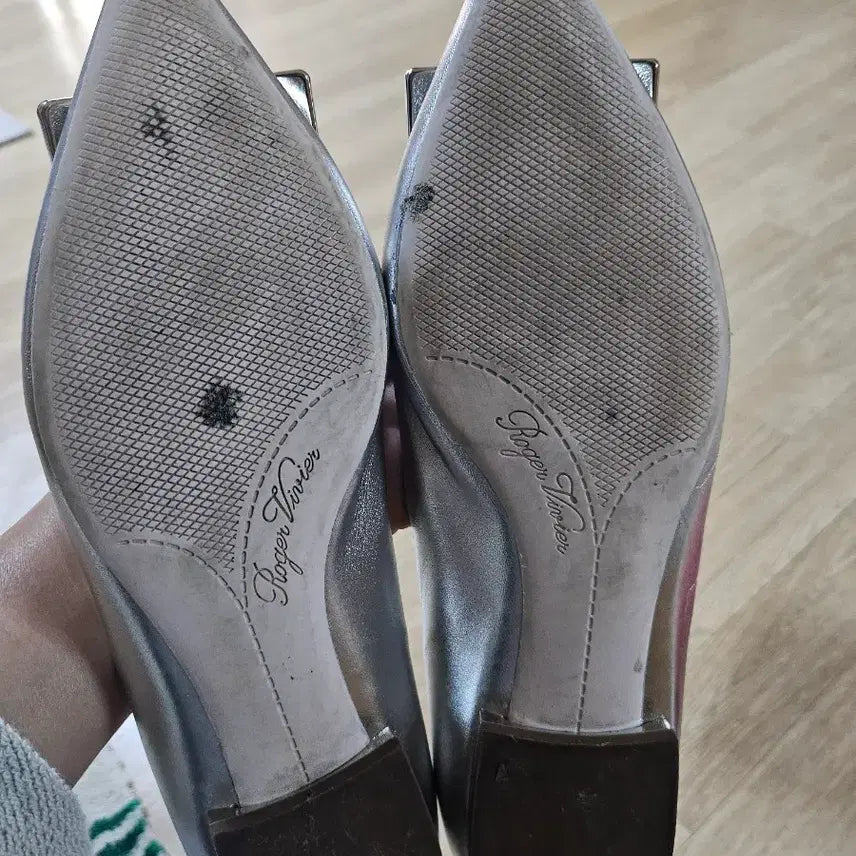 [BUNJANG] Roger Vivier Silver Flat Shoes / 로저비비에 실버 플랫 38
