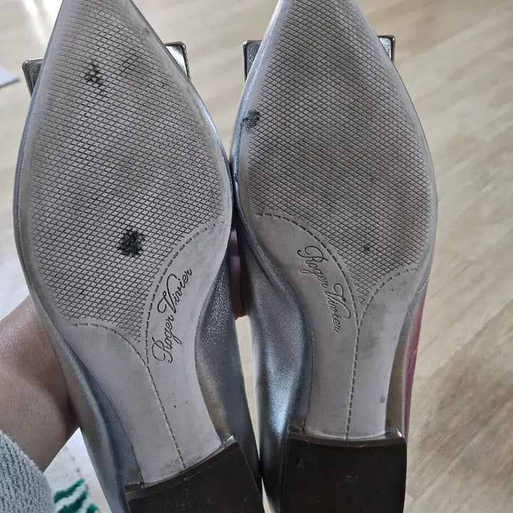 [BUNJANG] Roger Vivier Silver Flat Shoes / 로저비비에 실버 플랫 38
