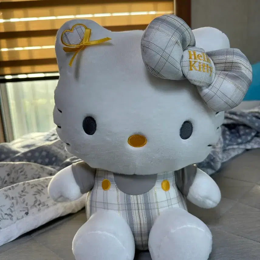 [BUNJANG] Sanrio Hello Kitty Medium Plush Doll / 산리오 헬로키티 중형사이즈 인형