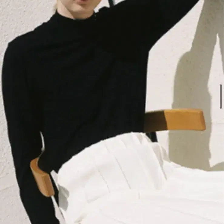 [BUNJANG] LOW CLASSIC Logo Turtleneck T-Shirt - Black / 로우클래식 로고 터틀넥 티셔츠-블랙