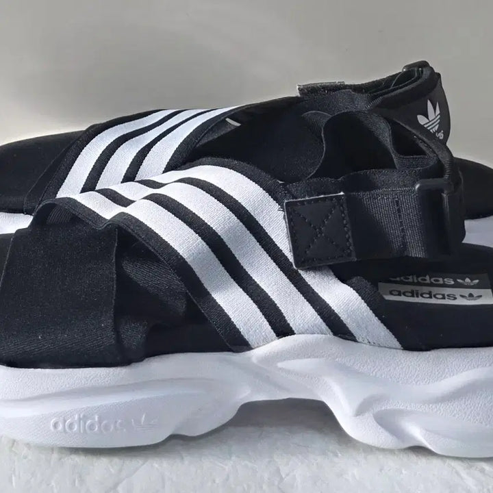 [BUNJANG] Adidas Magmur Strap Sandals Black White / [265] 아디다스 매그머 스트랩 샌들 블랙화이트
