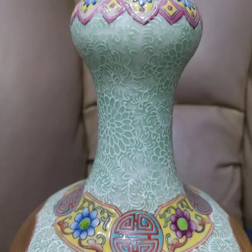 [BUNJANG] Qing Dynasty Qianlong Period Porcelain Mountain-Shaped Bottle / 청.건륭제기물/분채범랑.산두병.